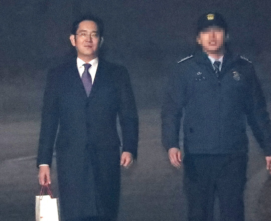 430억원대 뇌물공여와 횡령·위증 등 혐의에 대한 구속영장이 기각된 이재용 삼성전자 부회장이 종이백을 들고 19일 오전 의왕시 서울구치소 밖으로 걸어나오고 있다.